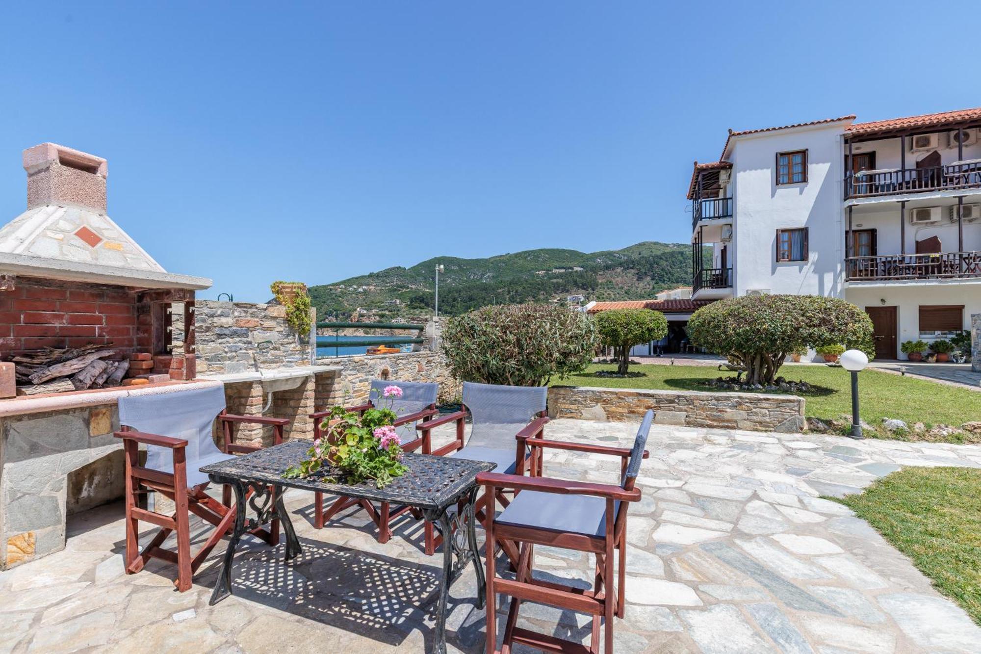 Nikolaos Studios Apartments Skopelos Town Exterior photo