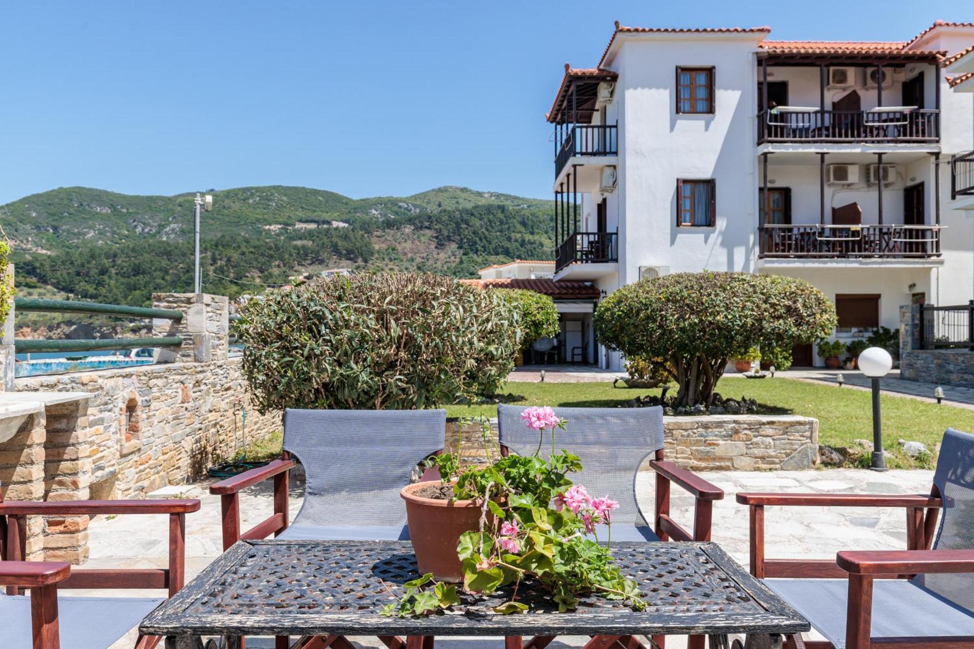 Nikolaos Studios Apartments Skopelos Town Exterior photo