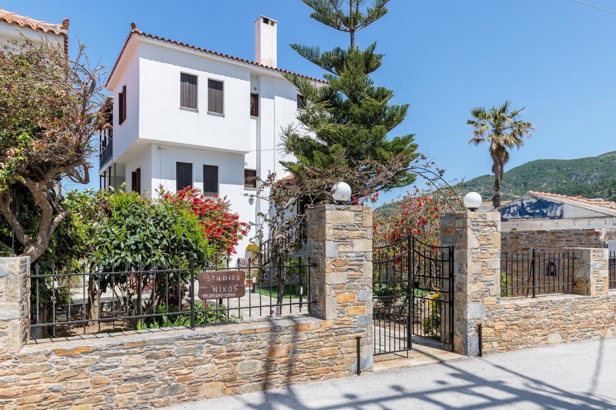 Nikolaos Studios Apartments Skopelos Town Exterior photo